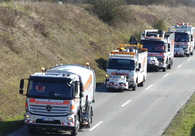 Kehrmaschine und Spezialfahrzeuge von Auto-Bissinger im Kolonnen-Einsatz