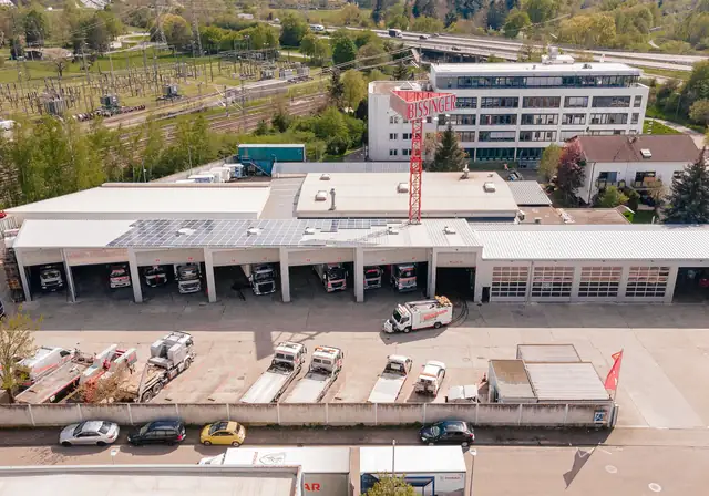 Betriebshof von Auto-Bissinger in Karlsruhe mit Transportfahrzeugen und Tiefladern