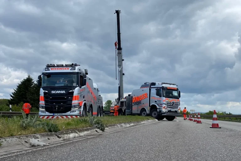 LKW-Bergung: Scania- und Mercedes-Bergefahrzeuge mit Kran an der Autobahn