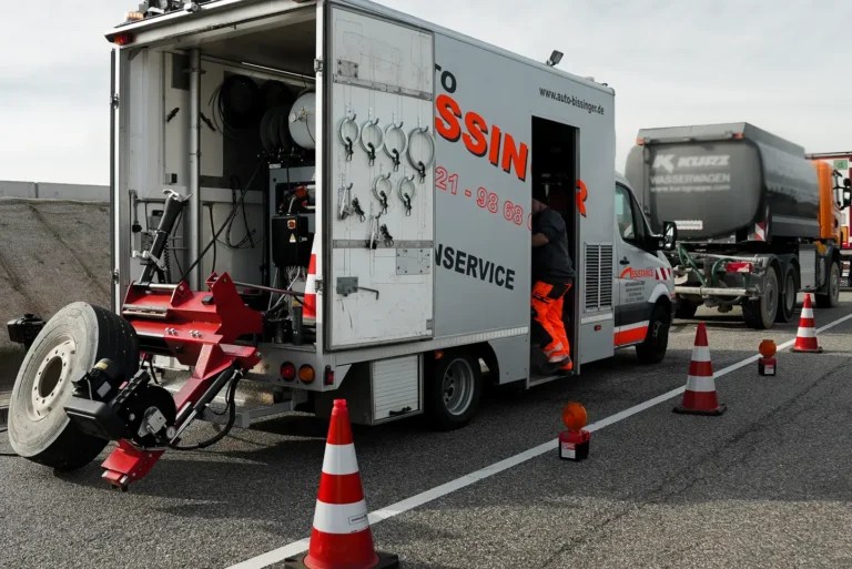 Mobiler LKW-Reifenservice von Auto-Bissinger im Einsatz, abgesichert mit Leitkegeln