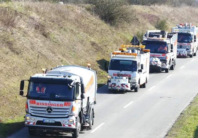 Kehrmaschine und Spezialfahrzeuge von Auto-Bissinger bei der Straßenreinigung