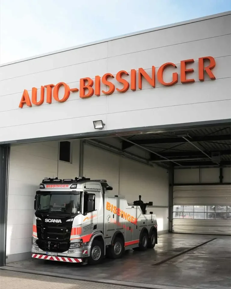 Scania-Bergefahrzeug von Auto-Bissinger in der Fahrzeughalle