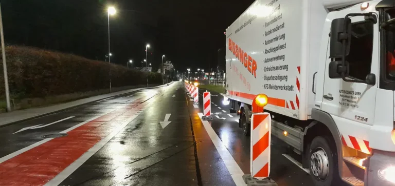 Nächtliche Unfallstellenabsicherung mit Leitbaken und Fahrzeug von Auto-Bissinger